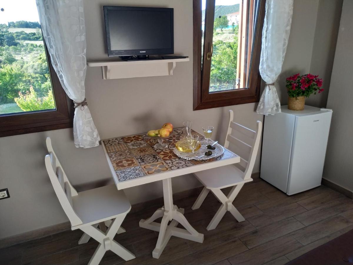 Geomelia Guest 1 & Geomelia Guest 2 *